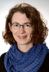 eine Frau mit dunklen Haaren und Brille